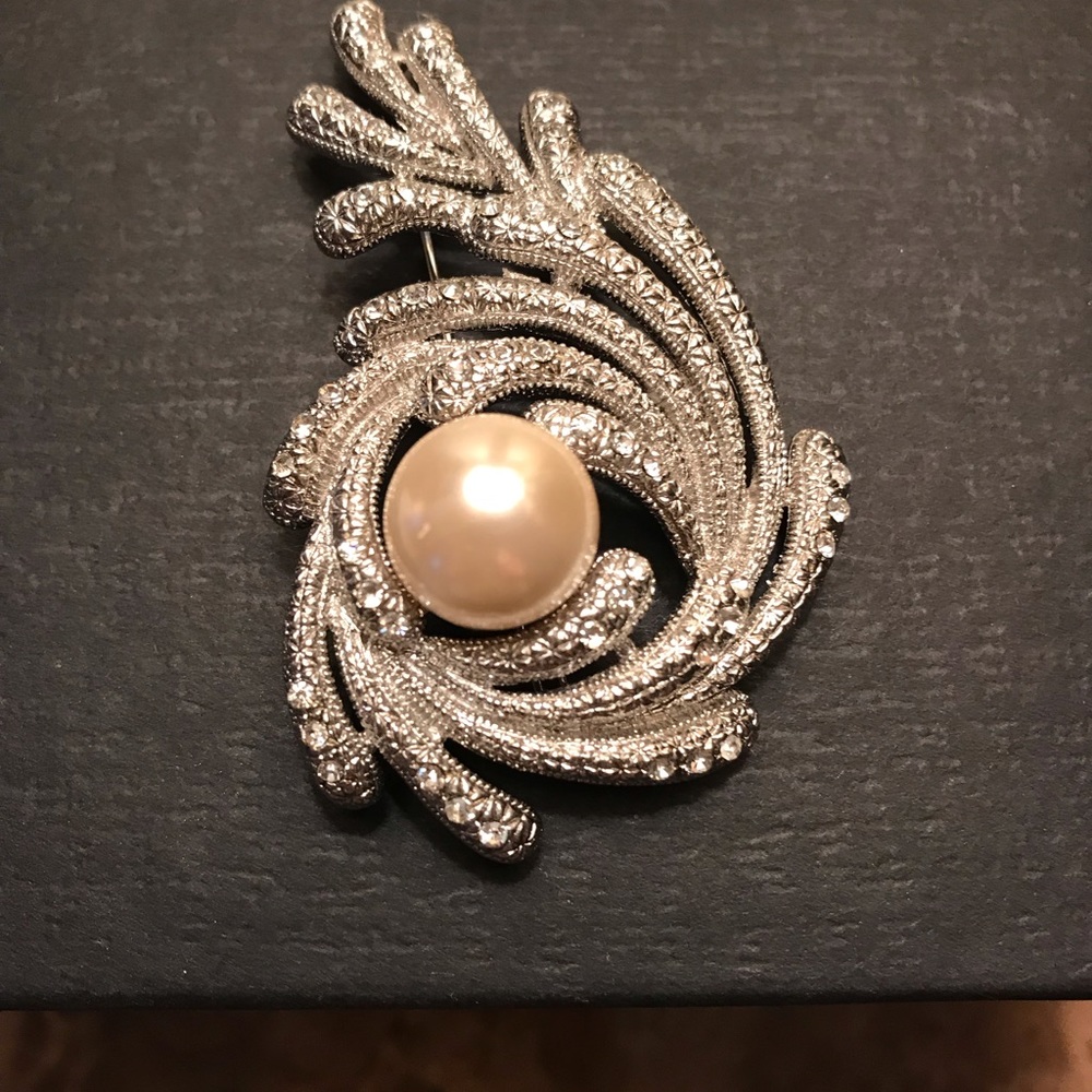 New Faux Pearl Swirl Brooch